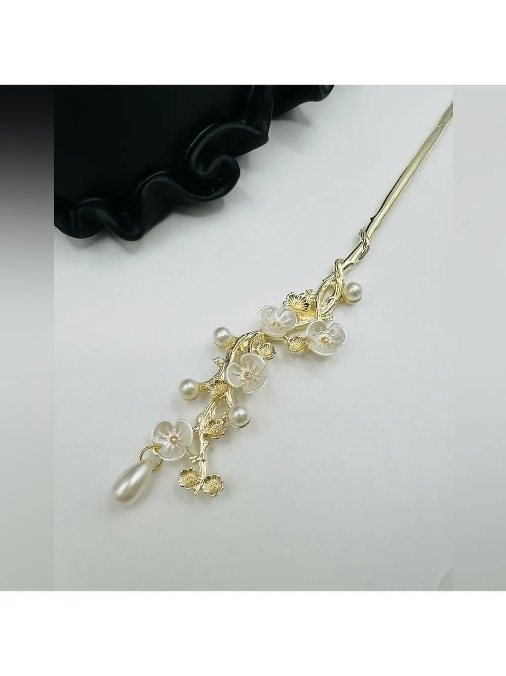 Elegant Gold and Pearl Hairpin
